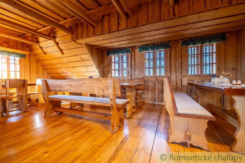 Ein Innenraum aus Holz mit einem Holzboden und einer ländlichen Sitzecke in einem Einfamilienhaus.