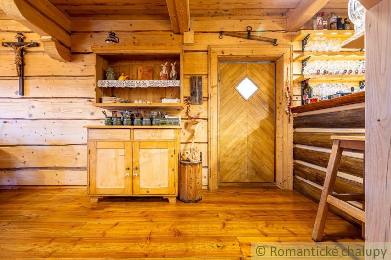Innenraum eines Einfamilienhauses mit Holzelementen, Holzwand, Schrank und Bartresen.
