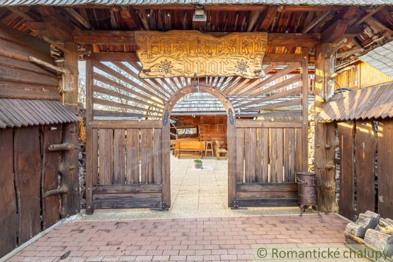 Holztor, das in den Hof bei einem Einfamilienhaus in Machulince führt.