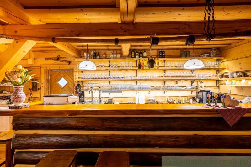 Holzbar mit Regalen für Gläser in einem Einfamilienhaus mit Holzboden.