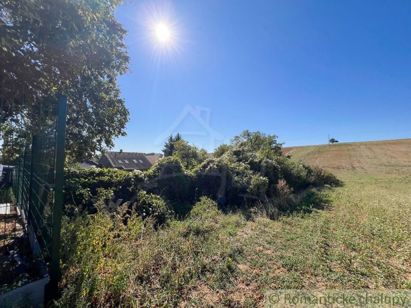 Ein sonniger Tag in den Gärten von Pastuchov mit Blick auf das Dorf und die Felder.