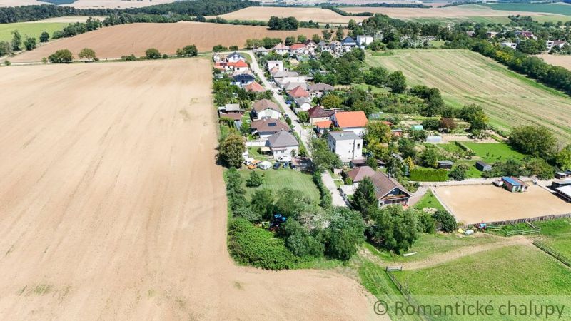 Luftaufnahme zeigt den Blick auf das Dorf bei einem Feld in Záhrady, Pastuchov.