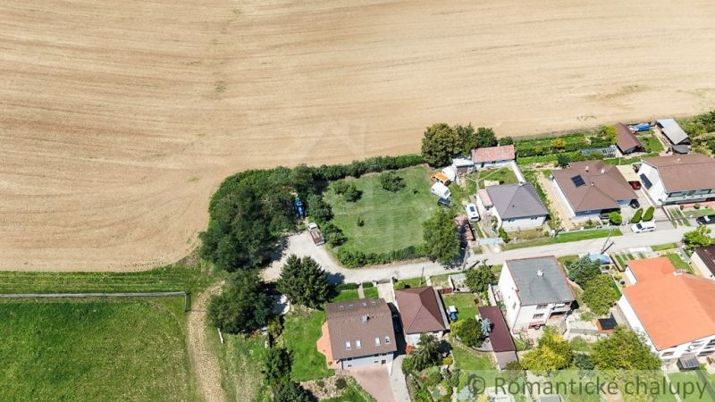 Ein Luftbild der Gärten in Pastuchov, umgeben von Häusern und Feldern.
