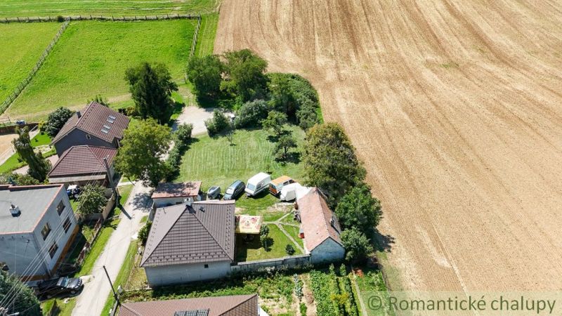 In Pastuchov gibt es Gärten, die von Feldern und Dorfhäusern umgeben sind.
