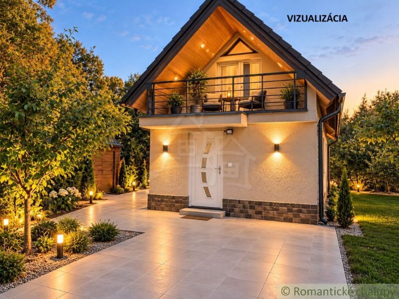 Ein Haus in der Nähe von Nové Zámky, umgeben von Grün und mit beleuchtetem Außenbereich in der Dämmerung.