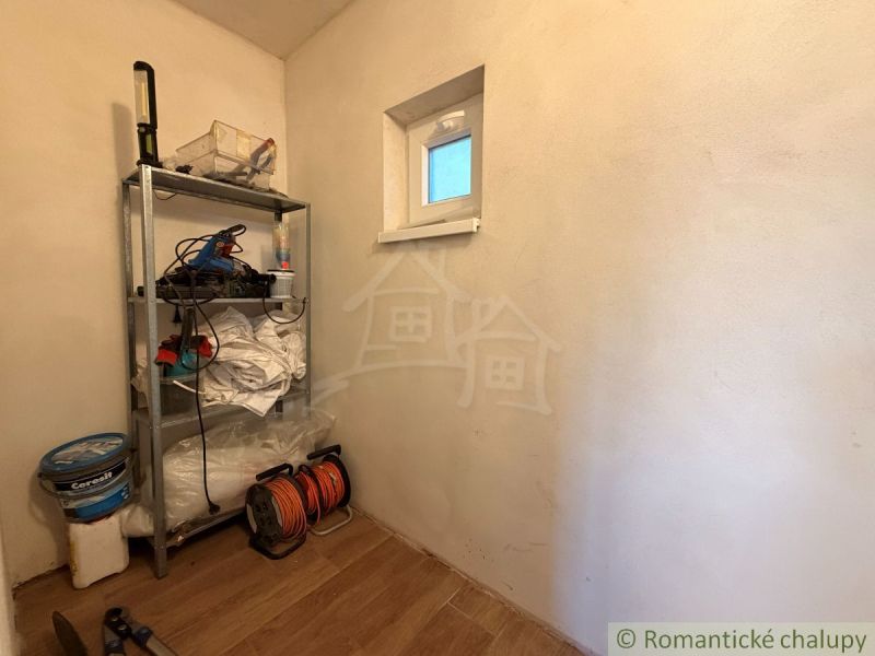 Lagerregal mit Werkzeugen und Boden mit Holzdekor in der Hütte.