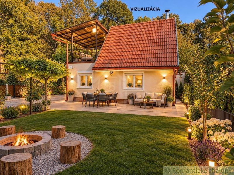 Eine Hütte in Nové Zámky mit Terrasse, Feuerstelle und Gartenbeleuchtung.