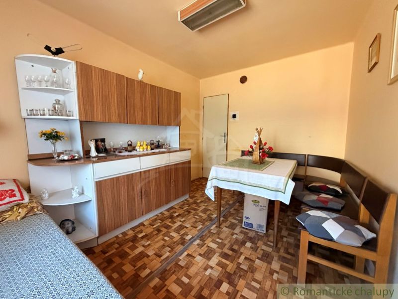 Innenraum eines Einfamilienhauses mit Esstisch, Holzboden-Dekor und klassischem Schrank.