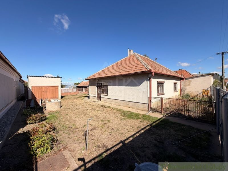 Ein Einfamilienhaus in Hurbanovo mit einem Hof, Rasen und einem Anbau im Hintergrund.