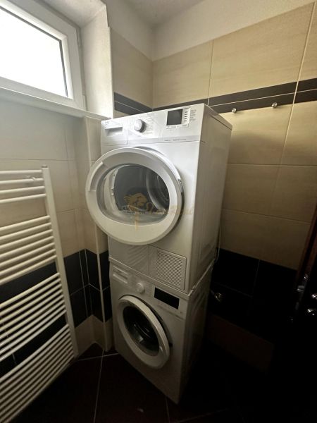Badezimmer in einer 2-Zimmer-Wohnung mit Waschmaschine und Trockner übereinander.