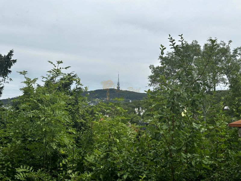 Ein Blick auf den Fernsehturm, umgeben von Grün, in Bratislava auf der Drotárska cesta.