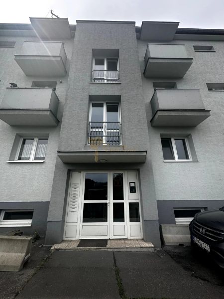 Eingang zum Wohnhaus in der Drotárska cesta, Bratislava - Staré Mesto.