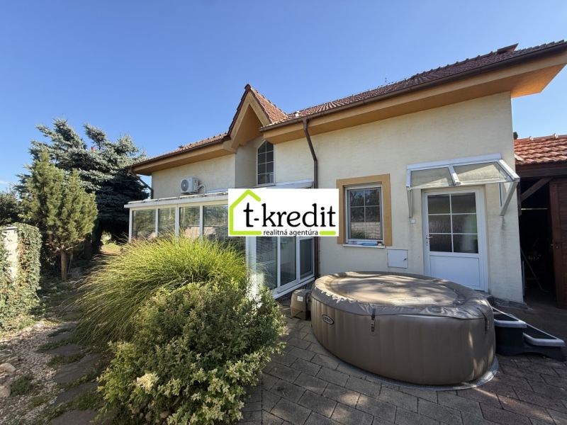 Einfamilienhaus in Zlaté Moravce mit Terrasse, Whirlpool und gepflegtem Garten.