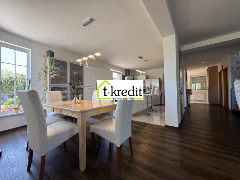 Innenraum eines Einfamilienhauses mit Esszimmer, Küche und Holzboden.