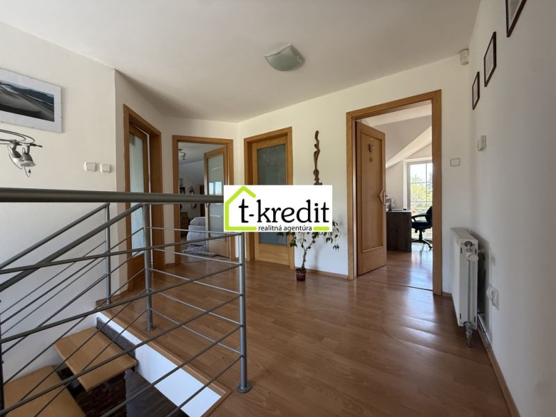 Flur mit Treppe und Holzboden in einem Einfamilienhaus.