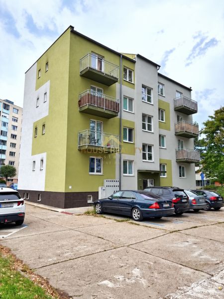 Wohnhaus in der Andrusovova-Straße, Bratislava - Petržalka, mit geparkten Autos vor dem Gebäude.