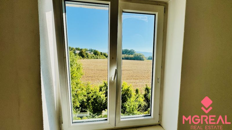 Blick aus einer Einzimmerwohnung auf das Feld und das Grün in Malé Kršteňany.