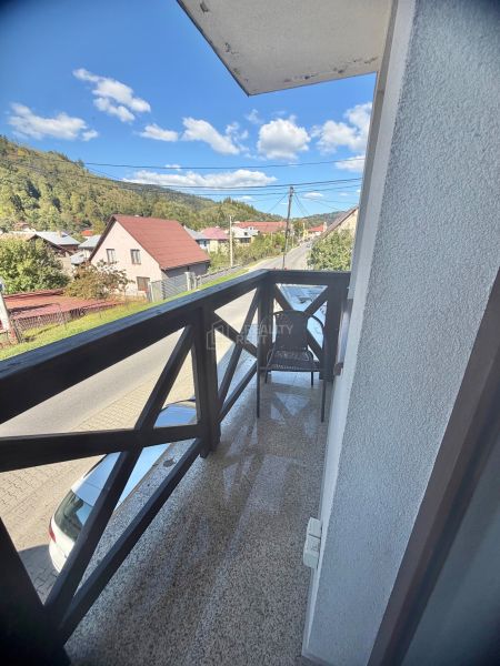 Balkon mit Blick auf die Straße Zentrum in Oščadnica, umgeben von Grün und Häusern, 1-Zimmer-Wohnung.