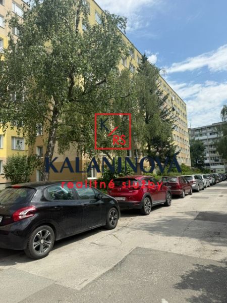 Blick auf die Obrody-Straße in Košice - Stadtteil Západ mit geparkten Autos bei einer 4-Zimmer-Wohnung.