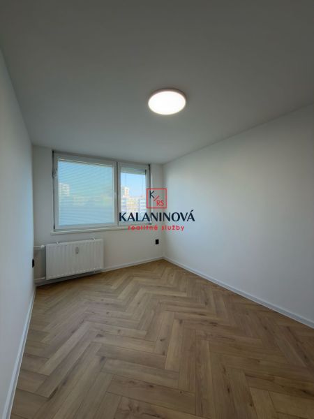 Helles Zimmer in einer 4-Zimmer-Wohnung mit Holzboden.