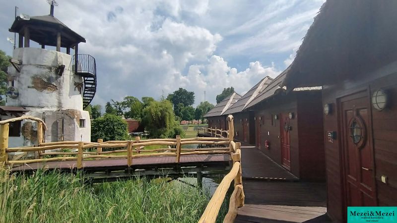 Eine Hütte bei den Seen von Senec mit Holzelementen und einem turmartigen Bau im Garten.