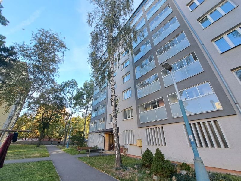 Ein Wohnhaus in der Štúrova-Straße in Poprad, umgeben von Bäumen, bei einer 2-Zimmer-Wohnung.