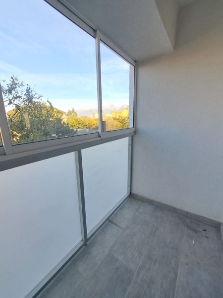 Ein verglaster Balkon einer 2-Zimmer-Wohnung mit Blick auf die Wälder in Poprad in der Štúrova-Straße.
