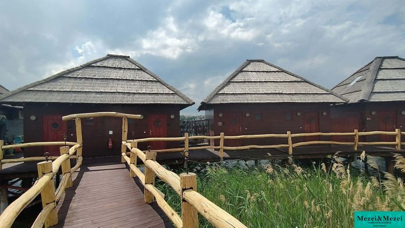Holzhütten über dem Wasser mit Strohdächern bei den Seen von Senec.