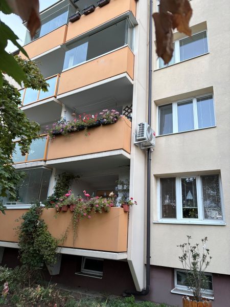 Ein Wohnhaus mit Balkonen voller Blumen in der Straße Za hradbami in Pezinok.