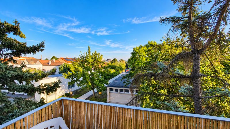 Blick auf das Wohnviertel von einer 3-Zimmer-Wohnung in der Straße Za hradbami in Pezinok.