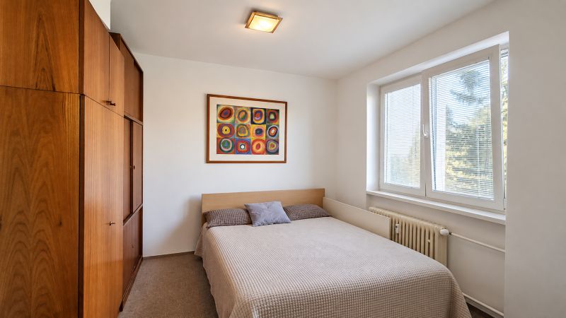 Schlafzimmer mit Doppelbett und Einbauschrank in einer 3-Zimmer-Wohnung.