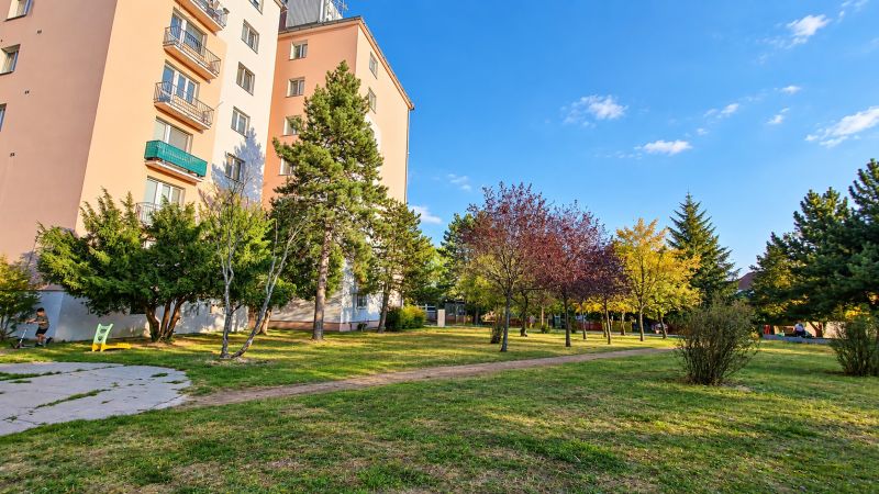 Plattenbau umgeben von Grün auf der Straße Za hradbami, Pezinok, geeignet für eine 3-Zimmer-Wohnung.