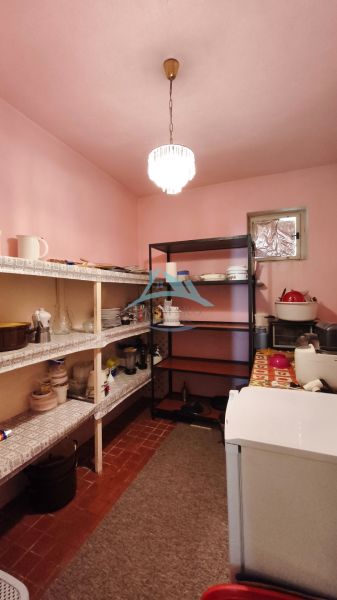 Speisekammer im Einfamilienhaus mit Regalen für Lebensmittel und Zubehör.
