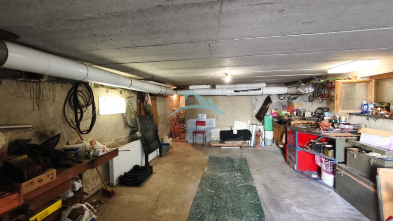 Der Keller des Einfamilienhauses in Nenince mit Stauraum, Werkzeugen und organisierten Utensilien.