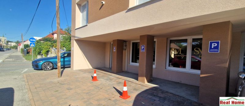 Gewerbeflächen in der Vajanského-Straße in Senec mit reservierten Parkplätzen.