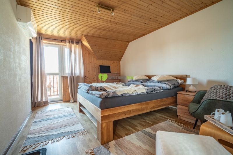 Ein Zimmer mit Holzverkleidung und einem Boden mit Holzdekor in Hotels und Pensionen.