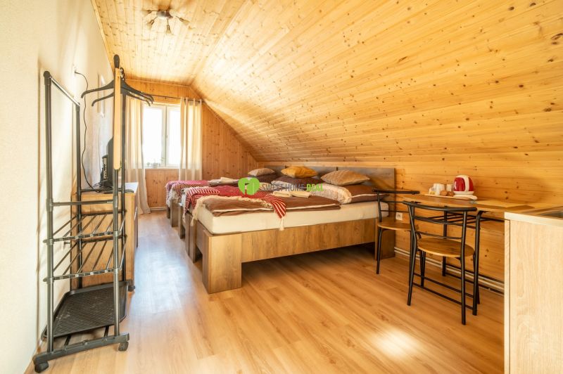 Ein Zimmer mit Holzverkleidung, ein Boden mit Holzdekor, Hotels und Pensionen.