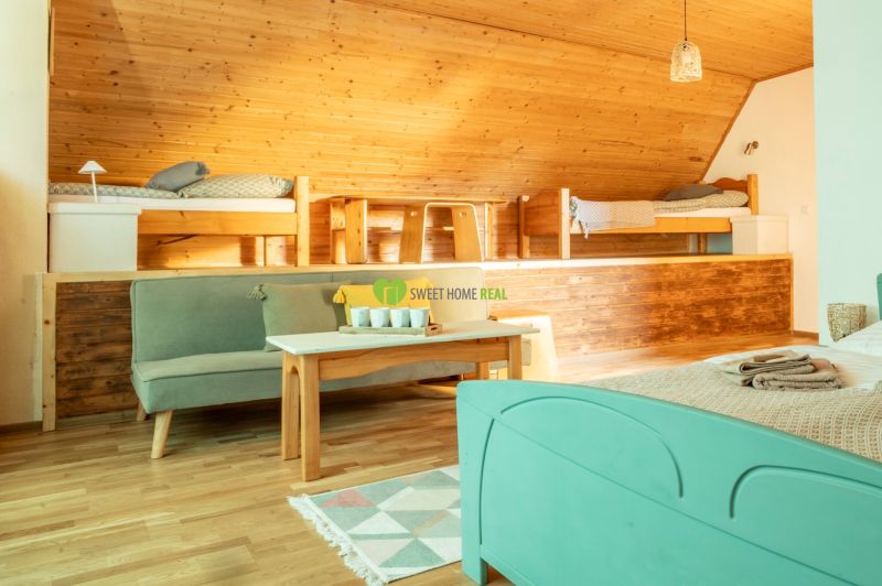 Innenraum in Hotels und Pensionen mit Holzboden und Holzverkleidung.