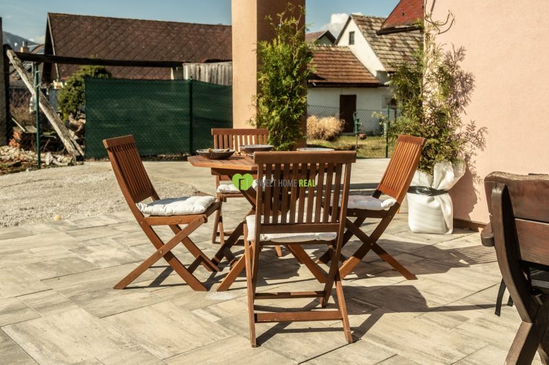 Terrasse mit Holzmöbeln in Hotels und Pensionen in Liptovský Michal.