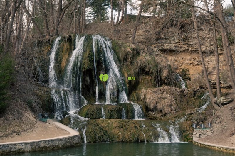 Ein Wasserfall umgeben von Wald in der Umgebung von Liptovský Michal, ein idealer Ort zur Entspannung.