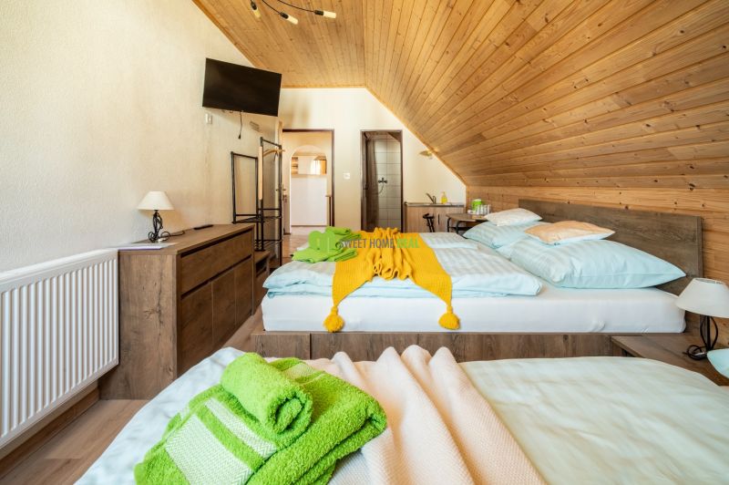 Zimmer im Hotel und Pensionen mit Holzboden und bequemen Betten.
