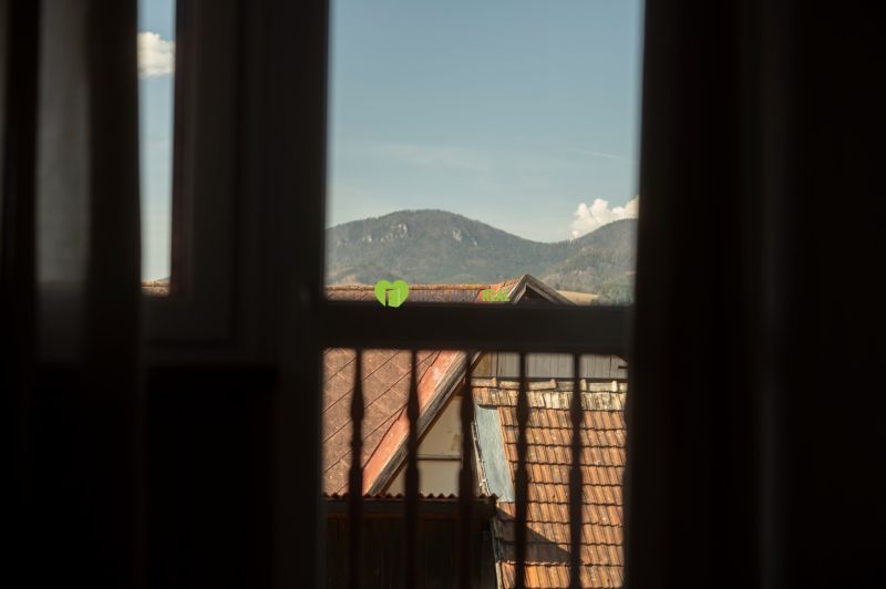 Blick aus dem Fenster auf die Dächer und das Gebirge in Liptovský Michal, Hotels und Pensionen.