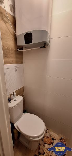 Toilette mit Holzboden in einer 3-Zimmer-Wohnung.