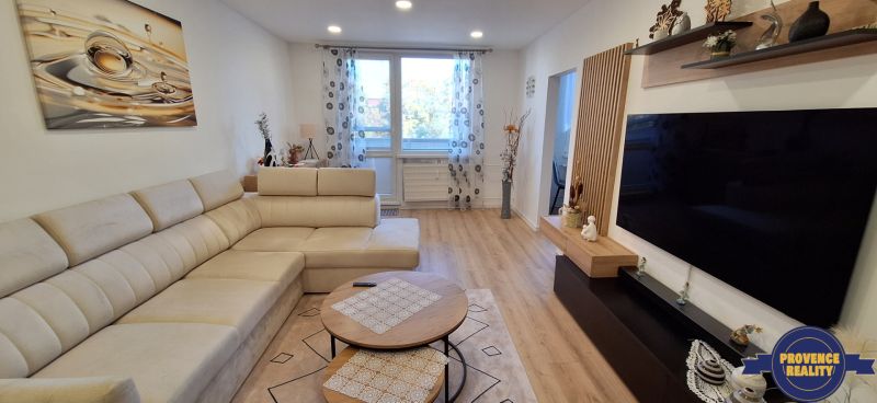 Gemütliches Wohnzimmer in einer 3-Zimmer-Wohnung mit Holzboden.