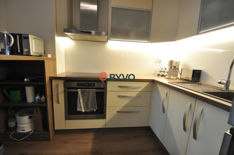 Küche in einer 3-Zimmer-Wohnung mit Holzboden und moderner Küchenzeile.