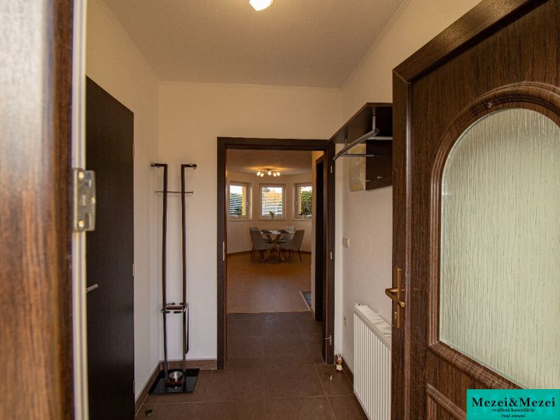 Vstupshalle mit hängender Garderobe, Blick ins Wohnzimmer in einem Einfamilienhaus.