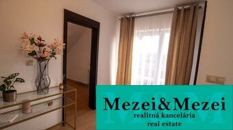 Innenraum eines Einfamilienhauses mit einem dekorativen Tisch und Auszeichnungen eines Immobilienbüros.