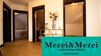 Innenraum eines Einfamilienhauses mit Holzboden und einer Auszeichnung vom Immobilienbüro.