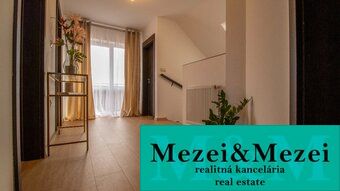 Ein Einfamilienhaus mit elegantem Blumendekor und einem Boden in Holzoptik.