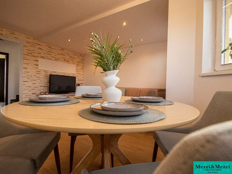 Esszimmer in einem Einfamilienhaus mit rundem Tisch und Dekorationen an den Wänden.
